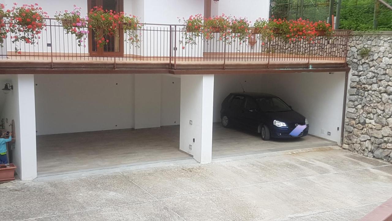 Casa Vacanza Xenia アジェーロラ エクステリア 写真