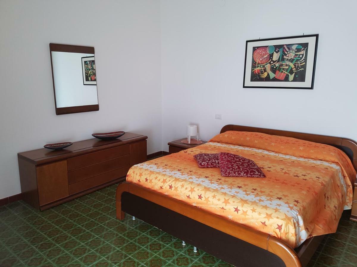 Casa Vacanza Xenia アジェーロラ エクステリア 写真